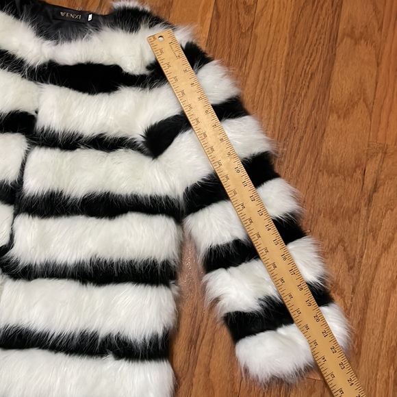 Woman’s Faux Fur Coat with hook loop wire closures that blend in Large Wenxi - Picture 3 of 14